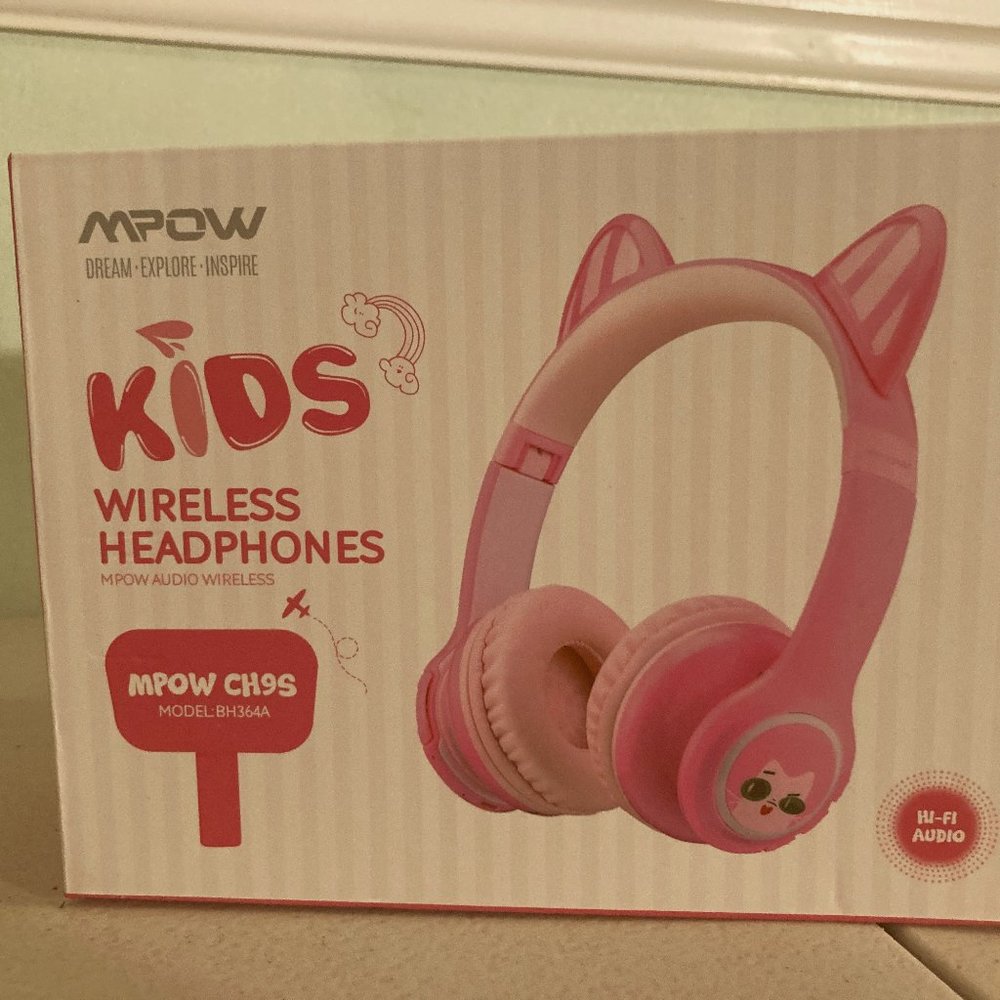 MPOW KIDS PINK WIRELESS HEADPHONE, NIB, CLOSE BACK EAR CUSHIONS